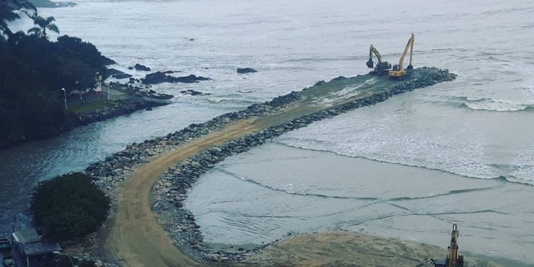 Obra do novo molhe avanÃ§a rapidamente em BalneÃ¡rio CamboriÃº