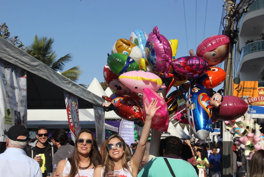 Festa dos Amigos atrai 30 mil pessoas para a Avenida Atlântica