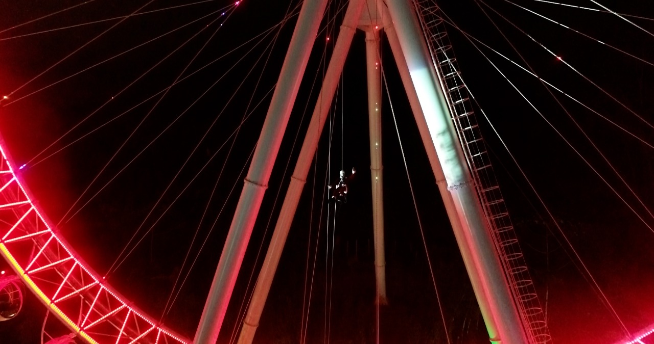 Papai Noel gigante é atração todas as noites em Balneário Camboriú