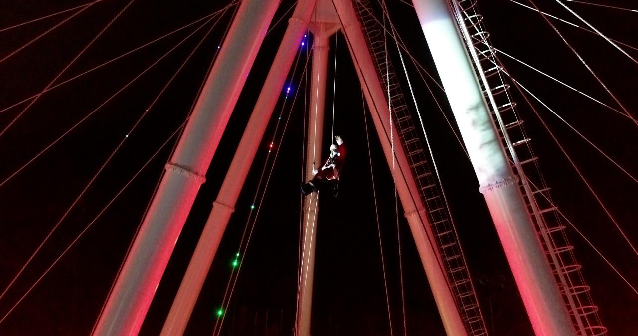 Papai Noel gigante é atração todas as noites em Balneário Camboriú